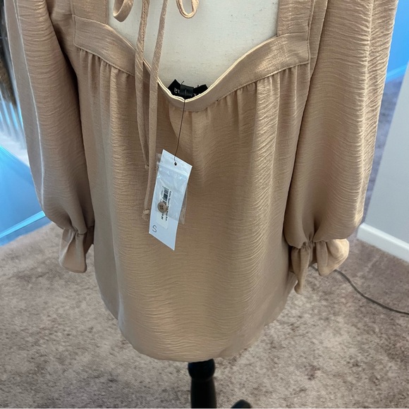Beige blouse nwt size small. - Picture 5 of 7